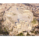 La Acrópolis se encuentra construída sobre una roca a 156 m del nivel del mar.Se encontraba amurallada.