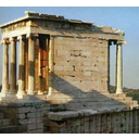 Templo de Atenea Niké.Se encuentra en un rincón de la Acrópolis.En muchas ocasiones se tuvo que modificar su proyecto por la estrechez del espacio.