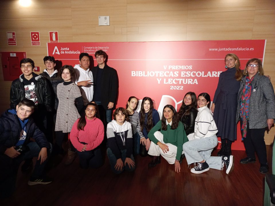 Alumnos del centro asisten a la entrega de premios con Leonor Sabater, Mari Carmen Núñez y la responsable de la biblioteca, Soledad García